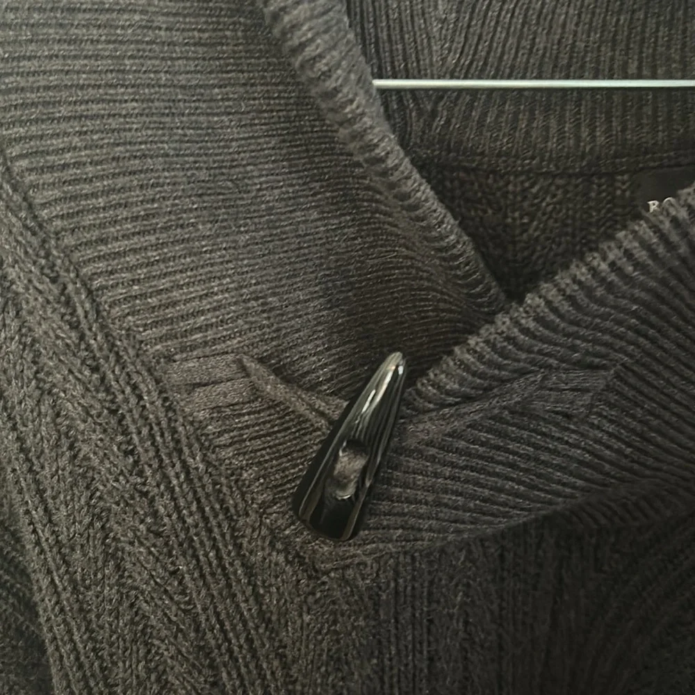 Men’s long sleeve sweater